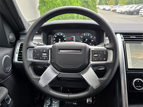 New 2025 Land Rover Discovery Dynamic SE image 11
