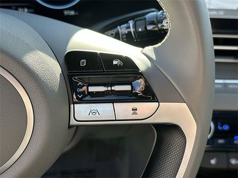 Used 2025 Hyundai Elantra SEL image 36