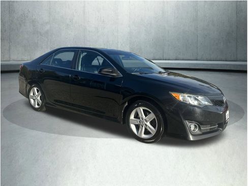 Used 2014 Toyota Camry SE w/ Moonroof Package FWD image 9
