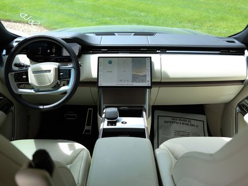 Used 2025 Land Rover Range Rover SE AWD/4WD image 3