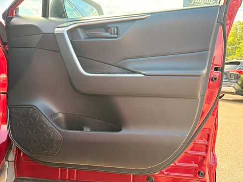 Used 2021 Toyota RAV4 LE AWD/4WD image 11
