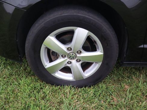 Used 2010 Volkswagen Routan SE FWD image 35