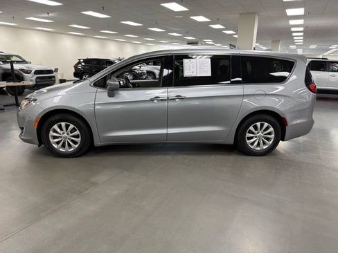 Used 2019 Chrysler Pacifica Touring Plus FWD image 4