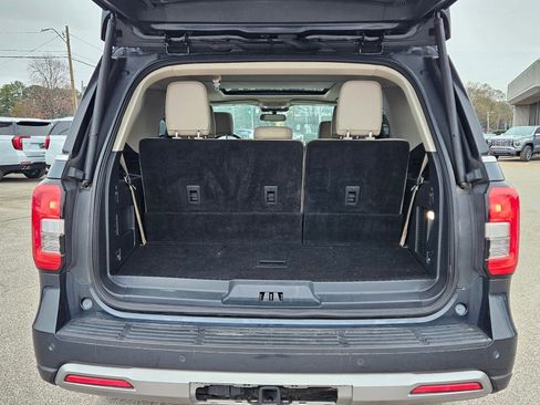 Used 2023 Ford Expedition XLT image 5