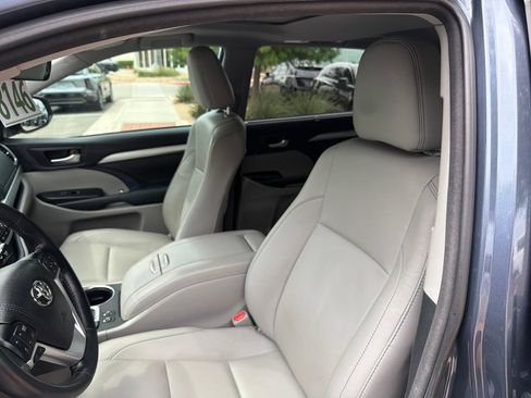 Used 2018 Toyota Highlander XLE FWD image 19