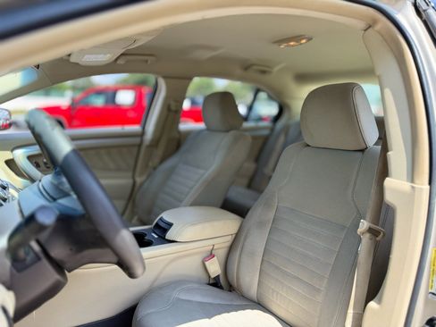 Used 2018 Ford Taurus SE FWD image 22