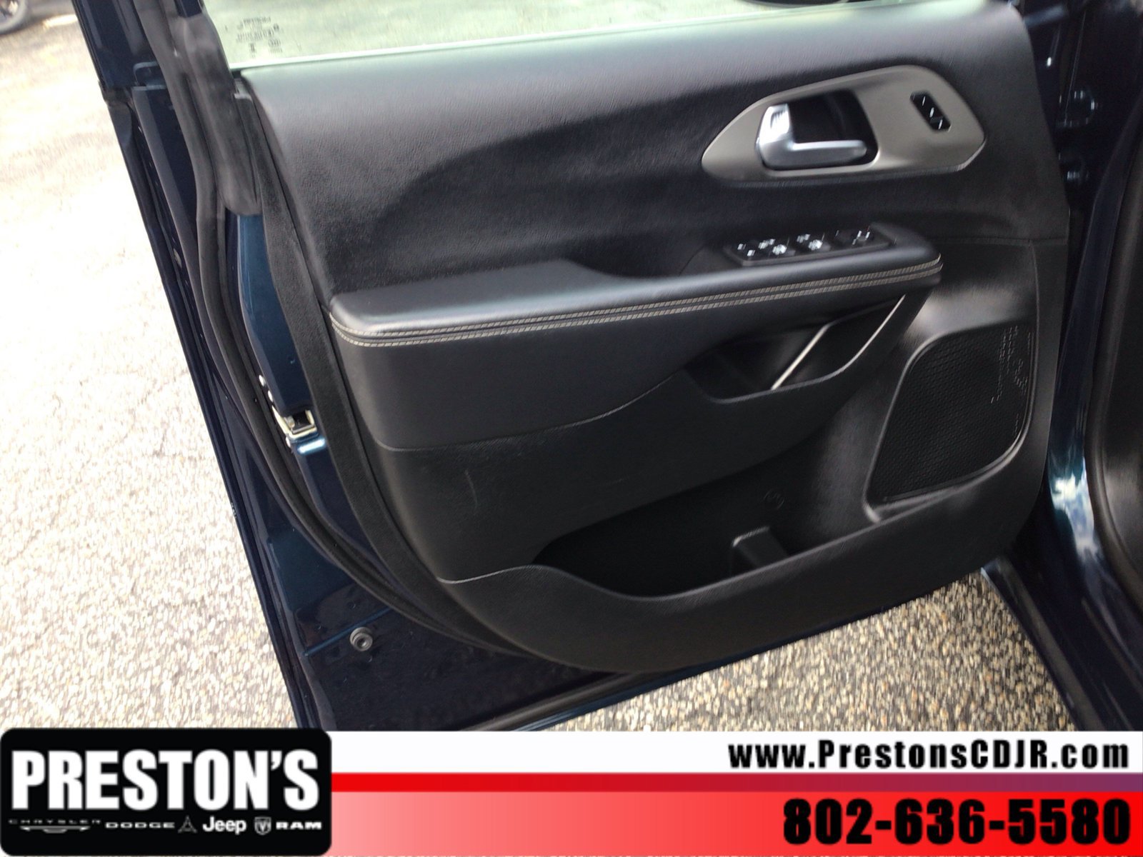 Used 2025 Chrysler Pacifica Select FWD image 9