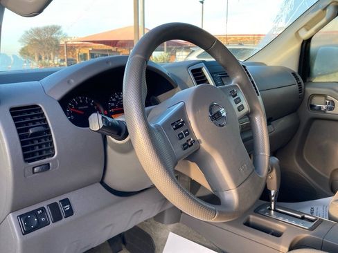 Used 2015 Nissan Frontier SV image 8