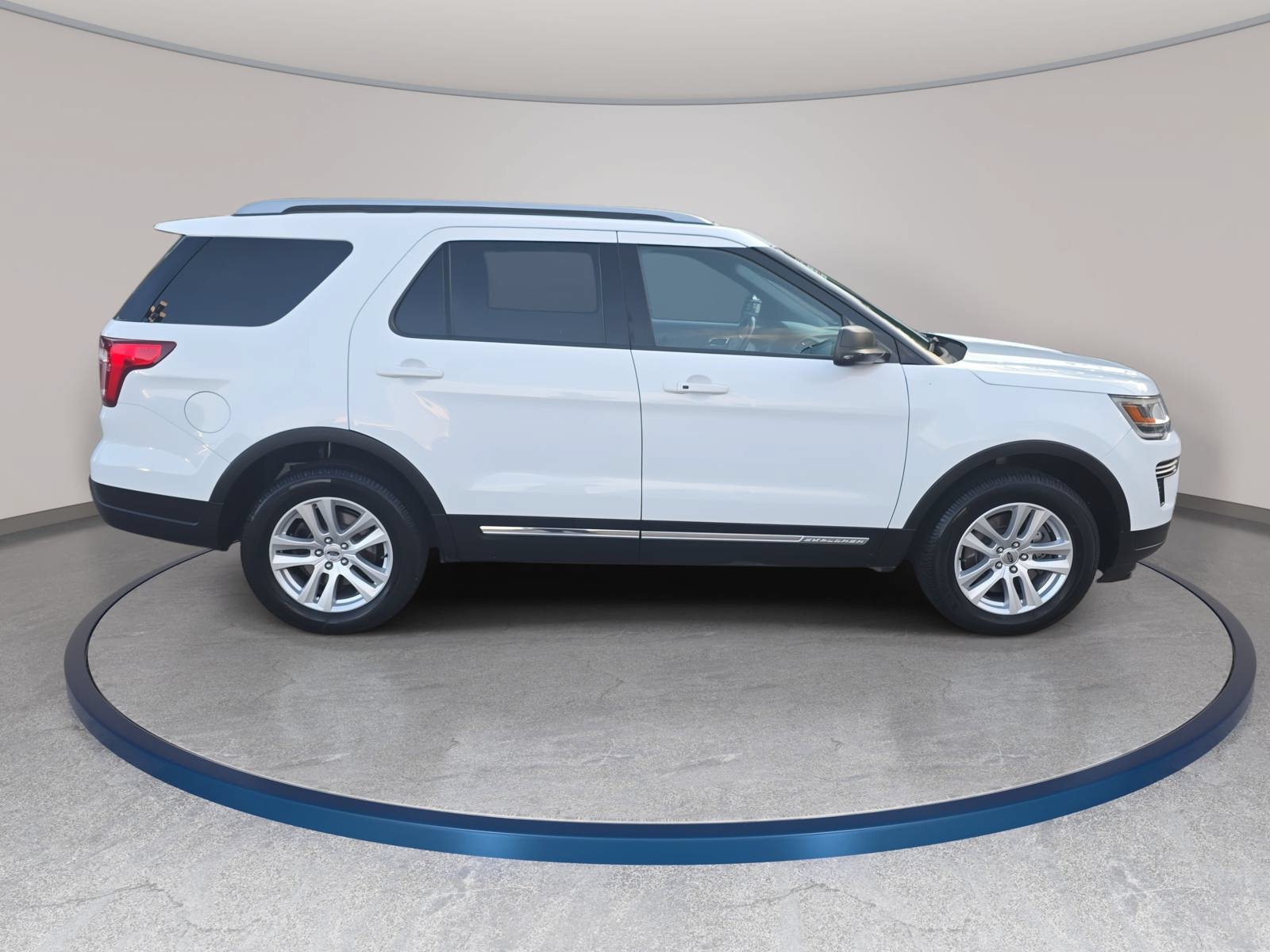 Used 2019 Ford Explorer XLT w/ Class III Trailer Tow Package AWD/4WD image 4