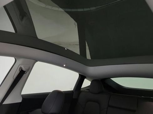 Used 2025 Tesla Model Y Long Range RWD image 90