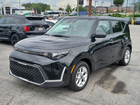 Certified 2025 Kia Soul LX FWD image 3