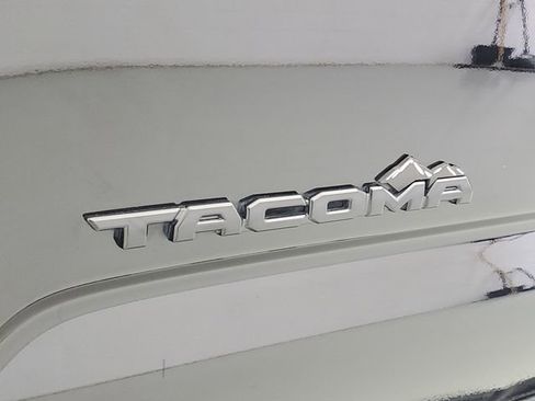 Used 2022 Toyota Tacoma TRD Off-Road AWD/4WD image 8