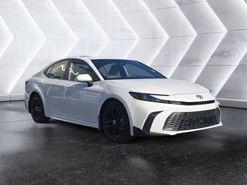 Used 2025 Toyota Camry SE image 2