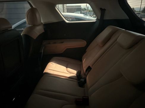 Used 2023 Kia Carnival LX FWD image 9