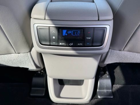 Used 2015 Toyota Highlander LE image 26