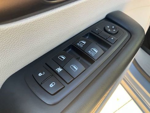 Used 2018 Chrysler Pacifica Touring Plus w/ Tire & Wheel Group image 5