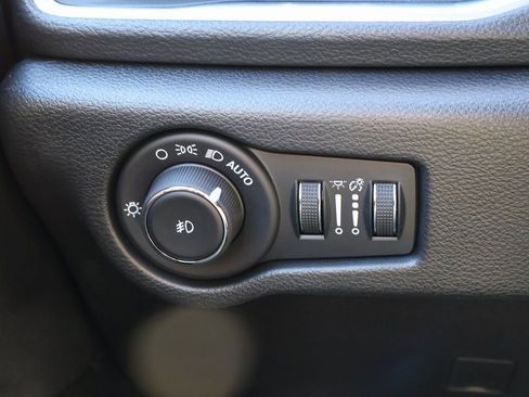 Used 2025 Chrysler Pacifica Limited image 31