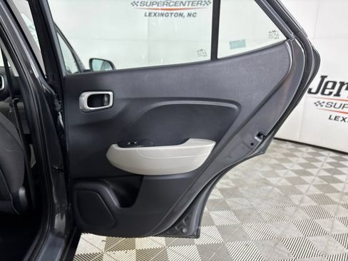 Used 2025 Hyundai Venue SEL FWD image 28