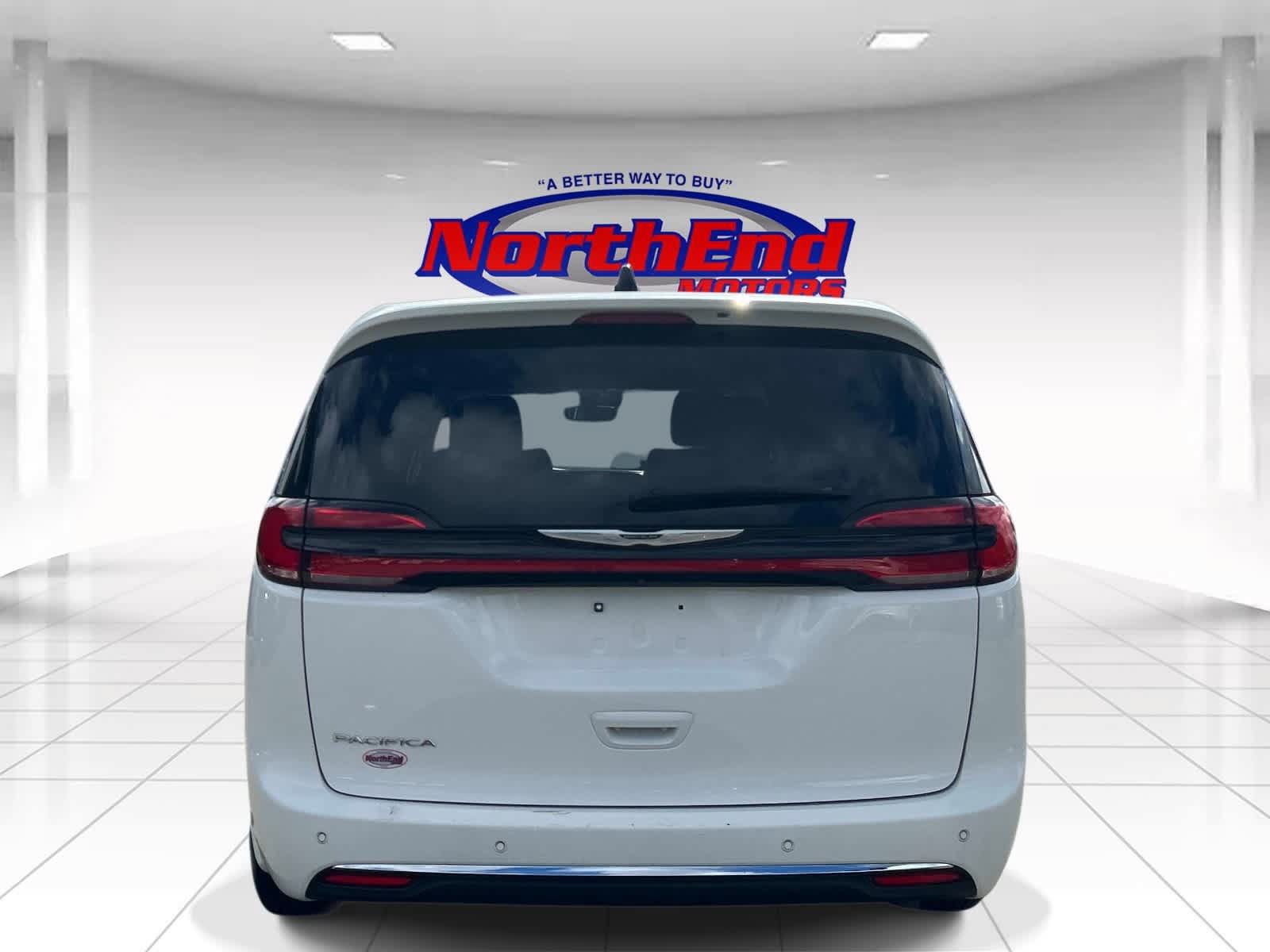 Used 2024 Chrysler Pacifica Touring-L FWD image 3