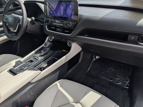 Used 2025 Toyota Grand Highlander AWD image 37
