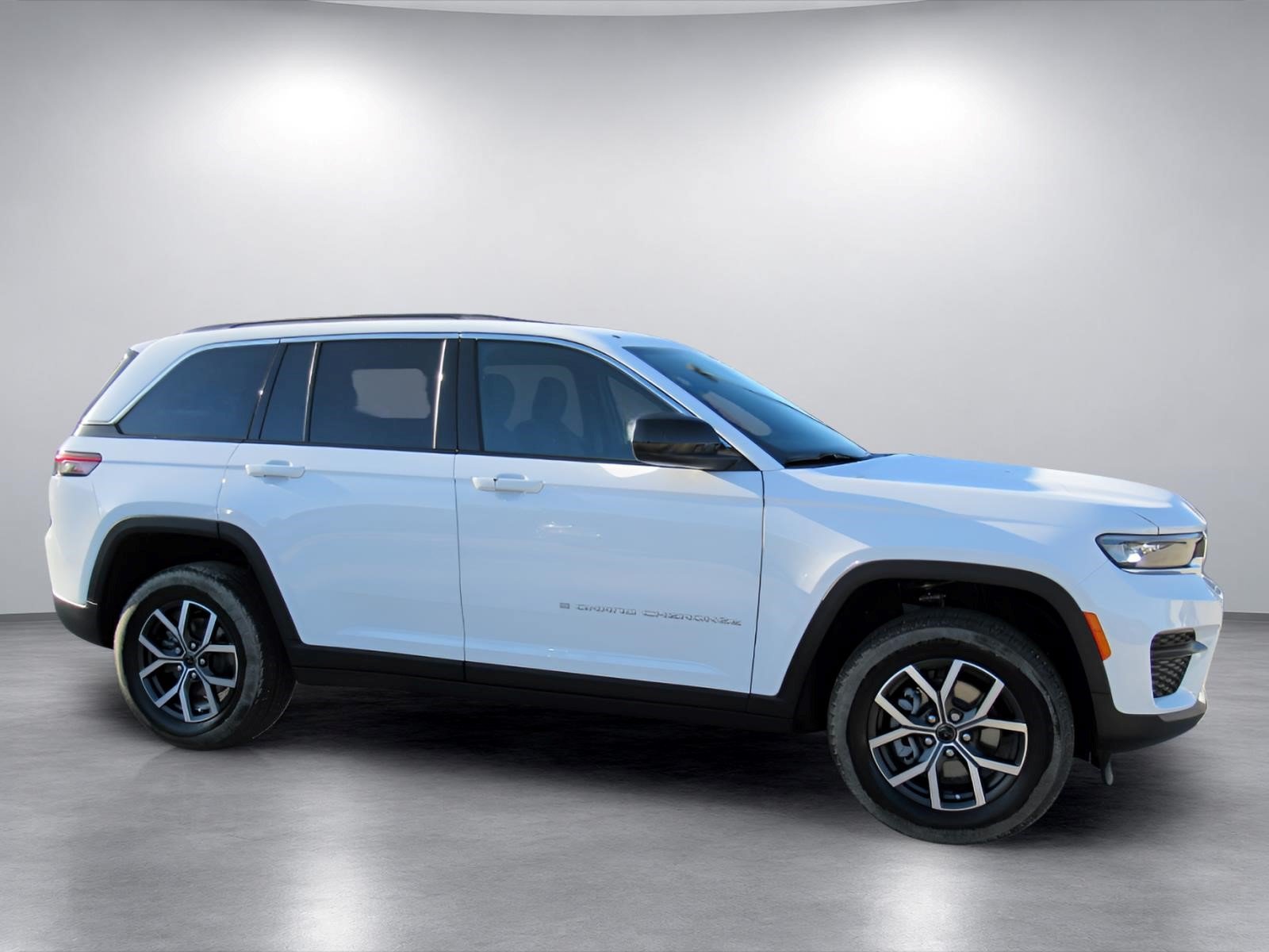 New 2027 Jeep Grand Cherokee Laredo RWD image 2