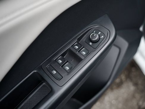 Used 2025 Volkswagen Taos SE AWD/4WD image 16