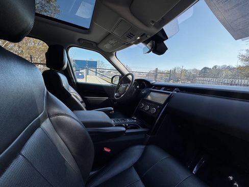 Used 2020 Land Rover Discovery SE image 14