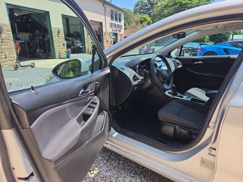 Used 2018 Chevrolet Cruze LS FWD image 11