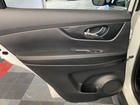 Used 2017 Nissan Rogue SV AWD/4WD image 15