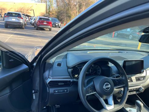 Used 2025 Nissan Altima 2.5 SV image 33