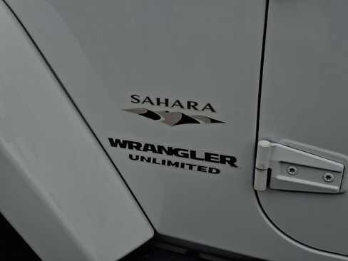 Used 2016 Jeep Wrangler Unlimited Sahara w/ Dual Top Group image 18