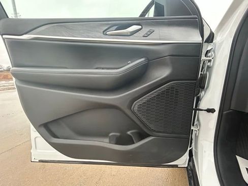 Used 2023 Jeep Grand Cherokee Limited w/ Luxury Tech Group II image 14