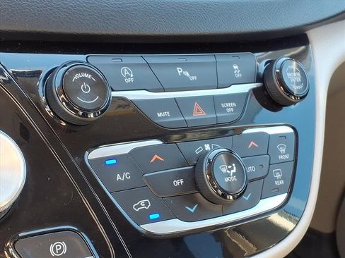 Used 2018 Chrysler Pacifica Touring-L image 21