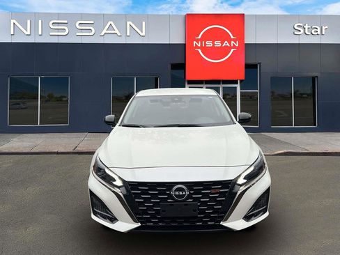 Used 2023 Nissan Altima 2.5 SR FWD image 2