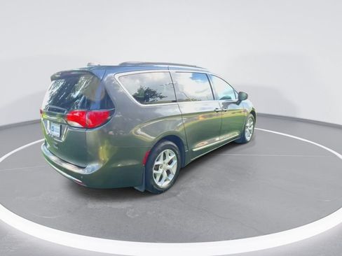 Used 2017 Chrysler Pacifica Touring-L w/ Tire & Wheel Group FWD image 8