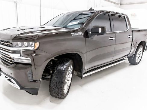 Used 2019 Chevrolet Silverado 1500 High Country w/ Technology Package AWD/4WD image 2