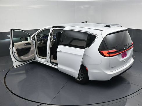 Used 2024 Chrysler Pacifica Touring-L FWD image 20