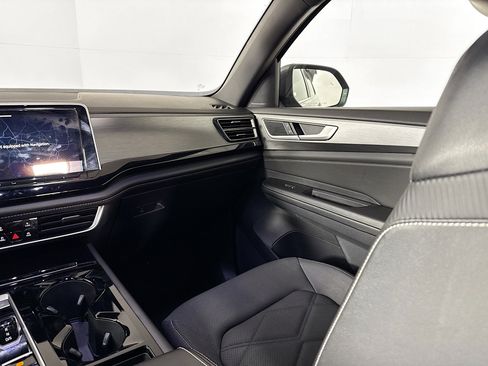 Used 2024 Volkswagen Atlas Cross Sport SE image 26