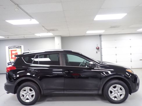 Used 2014 Toyota RAV4 LE image 18