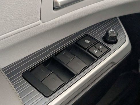 Used 2025 Toyota Sienna XLE w/ XLE Plus Package FWD image 15