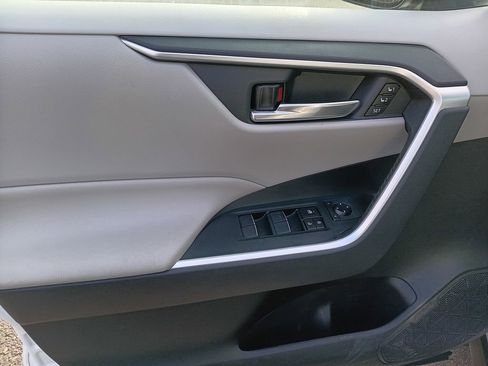 Used 2019 Toyota RAV4 XLE Premium image 3