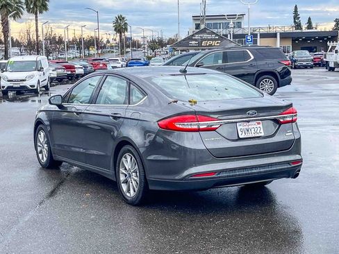 Used 2017 Ford Fusion SE w/ Fusion SE Technology Package image 2