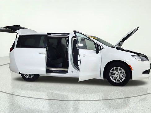 Used 2023 Chrysler Voyager LX FWD image 15