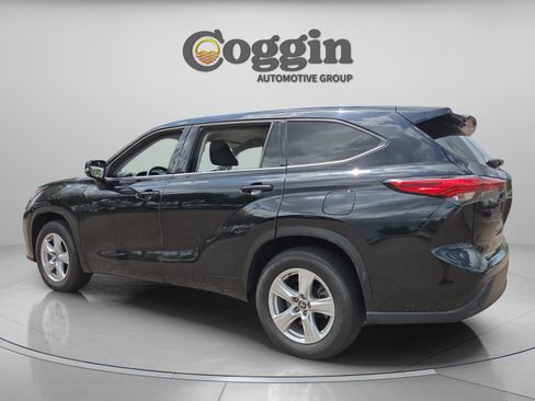 Used 2022 Toyota Highlander L FWD image 3