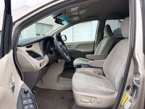 Used 2015 Toyota Sienna LE image 19