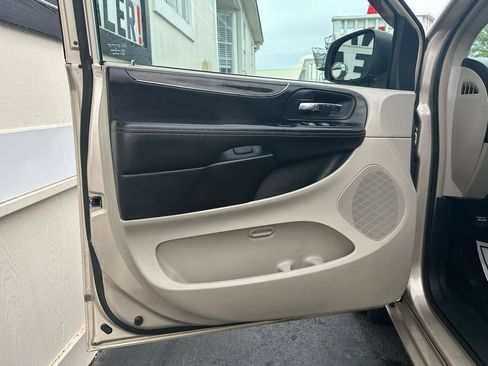 Used 2013 Chrysler Town & Country Touring image 20