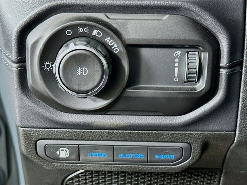 Used 2025 Jeep Wrangler Sahara AWD/4WD image 17