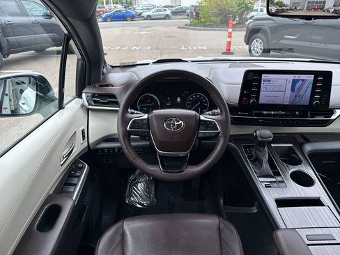 Used 2023 Toyota Sienna Platinum AWD/4WD image 20