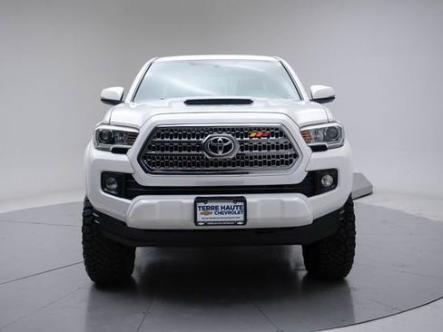 Used 2017 Toyota Tacoma TRD Sport AWD/4WD image 11