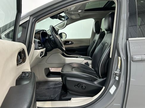 Used 2023 Chrysler Pacifica Limited FWD image 4